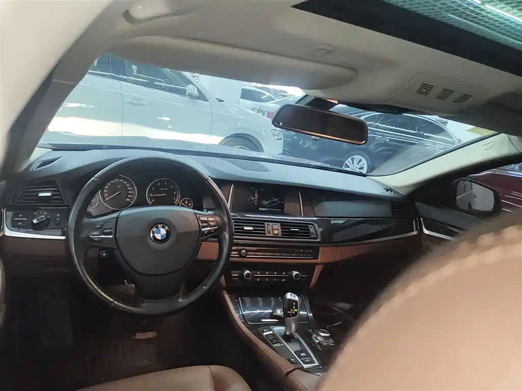 BMW 5 Series 2015 — фото 10