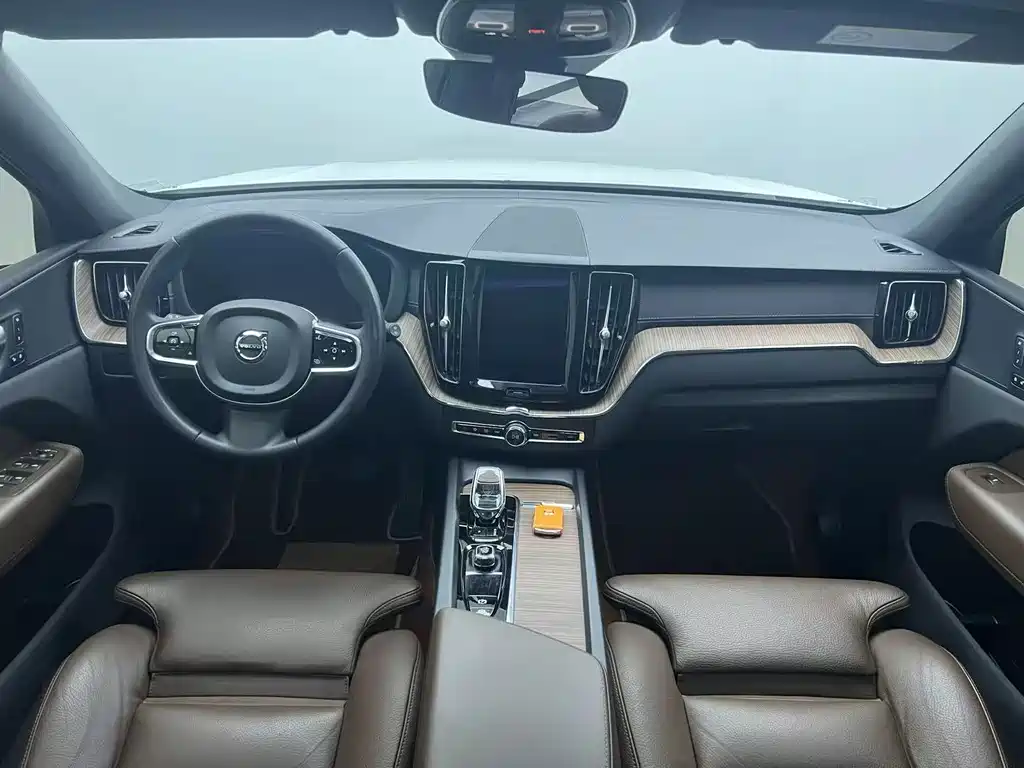 Volvo XC60 2023 — фото 11