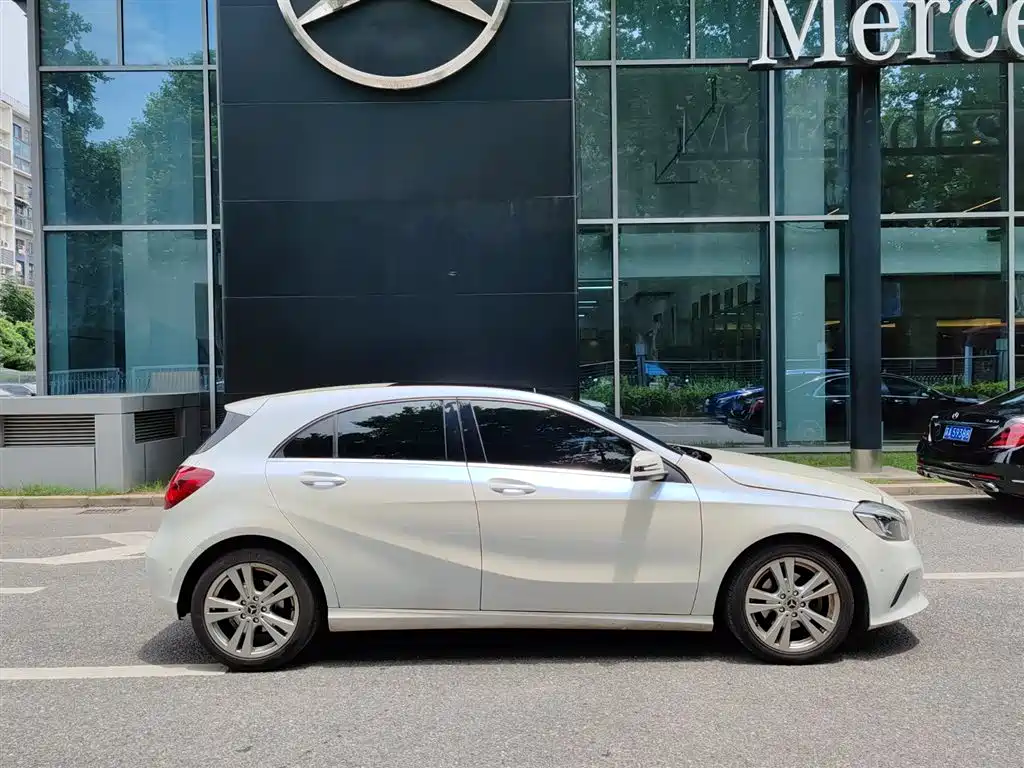 Mercedes-Benz A-Class 2018 — фото 12
