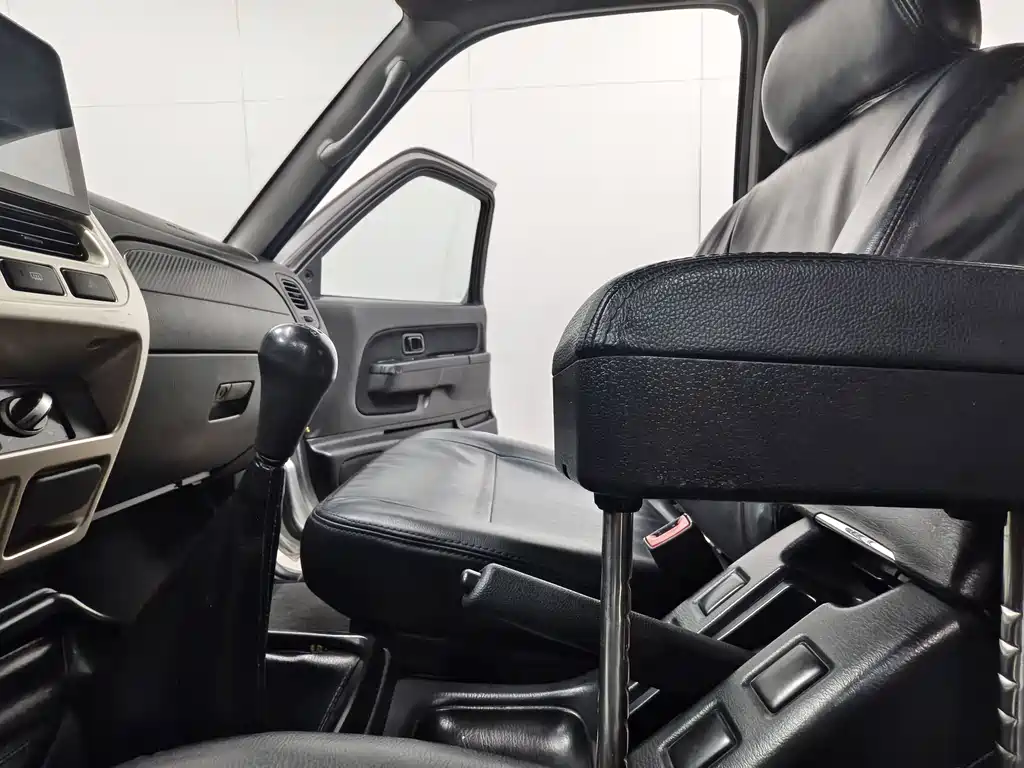 Nissan Paladin 2012 — фото 11