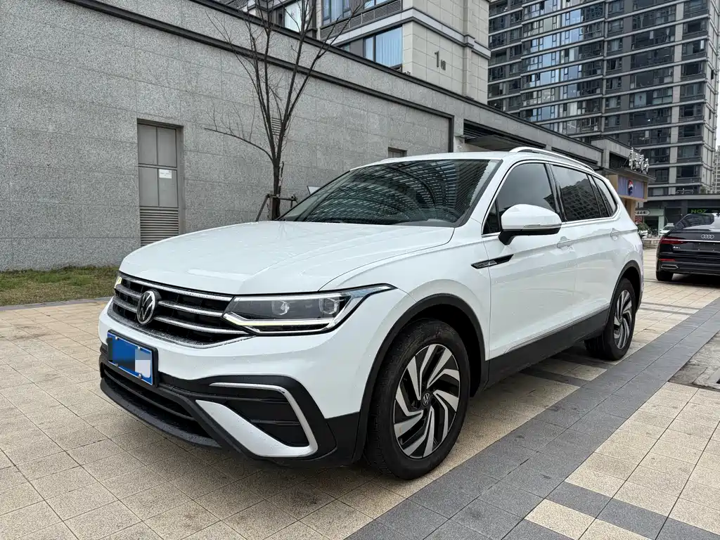Volkswagen Tiguan L 2023 — фото 1