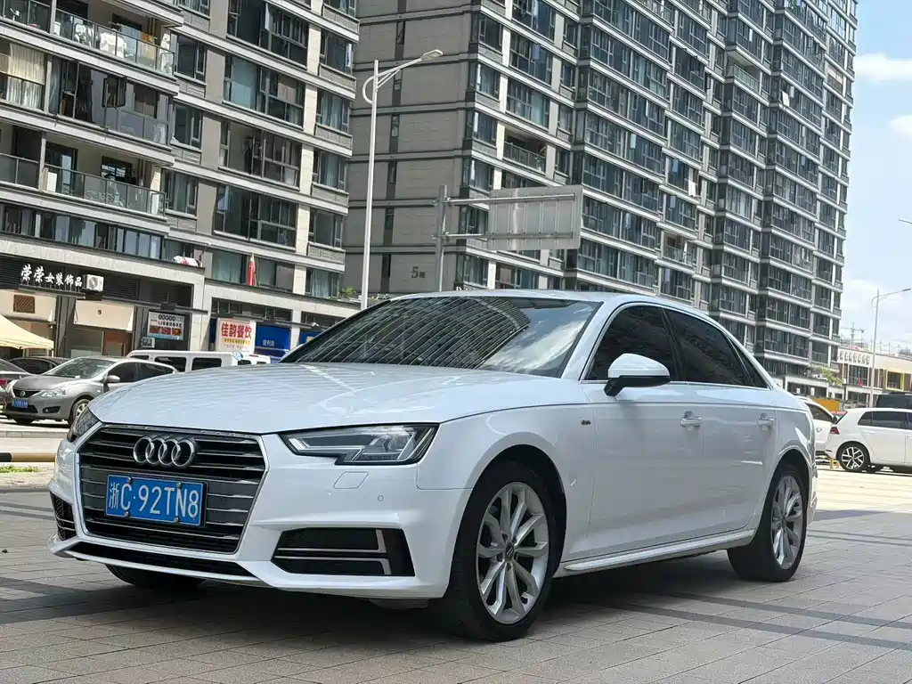 Audi A4L 2018 — фото 1