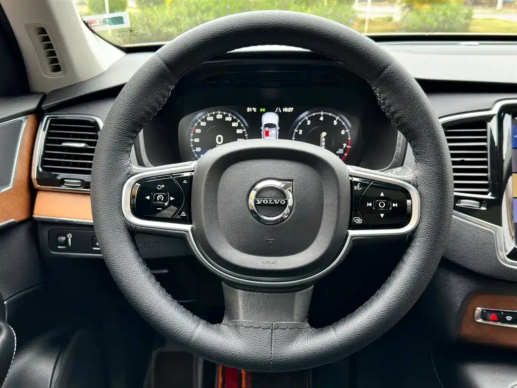Volvo XC90 2018 — фото 23