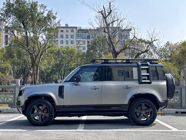Land Rover Defender 2025