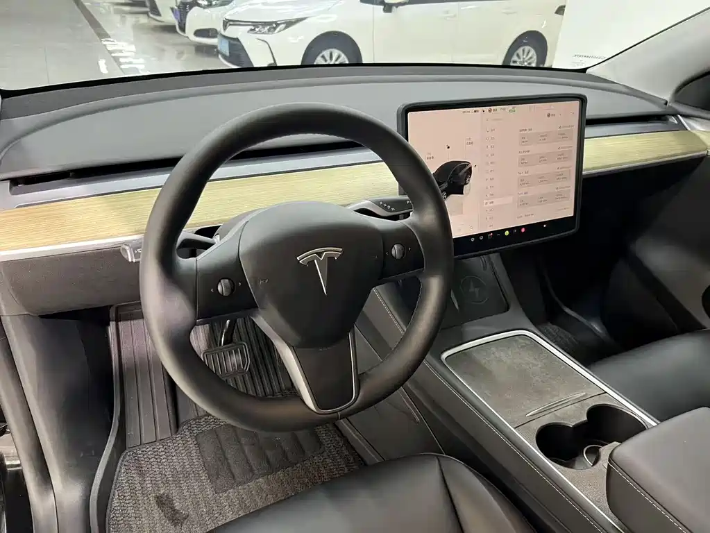 Tesla Model Y 2023 — фото 4
