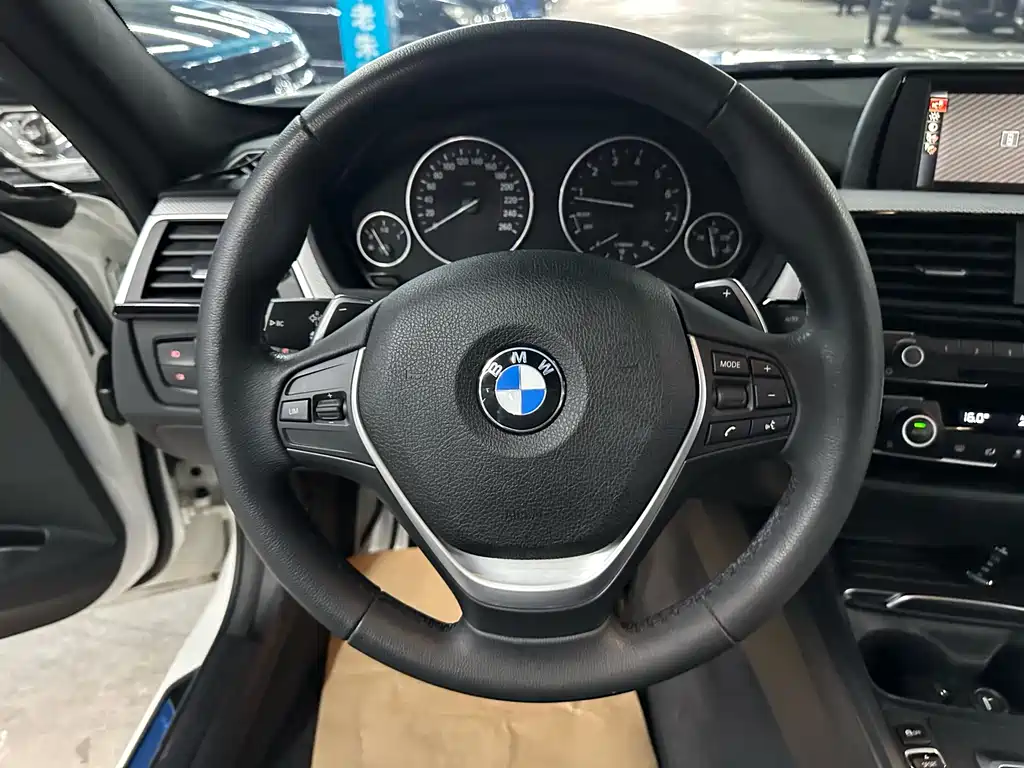 BMW 3 Series 2017 — фото 13