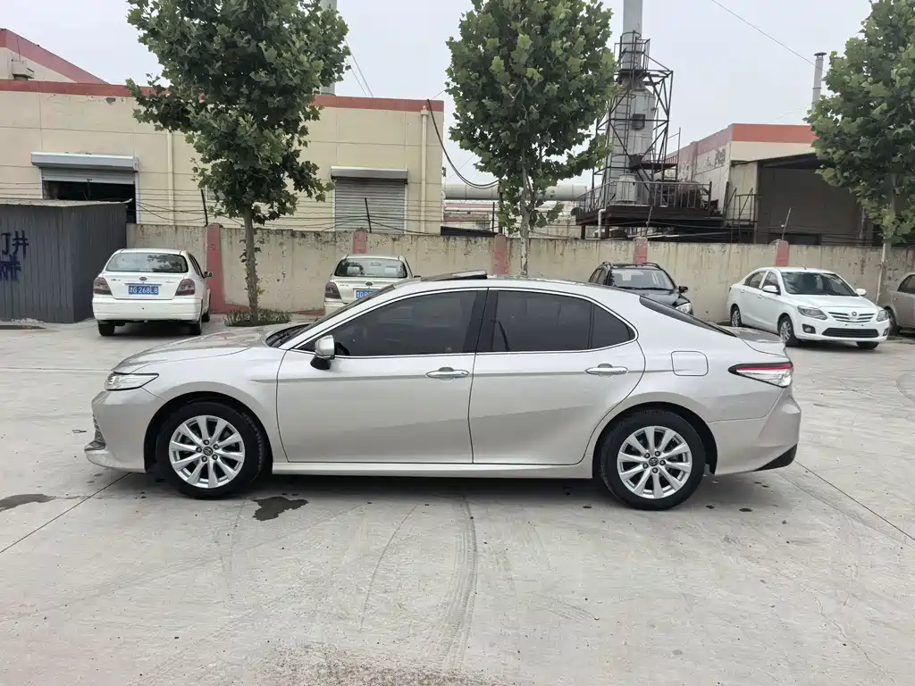 Toyota Camry 2018 — фото 8