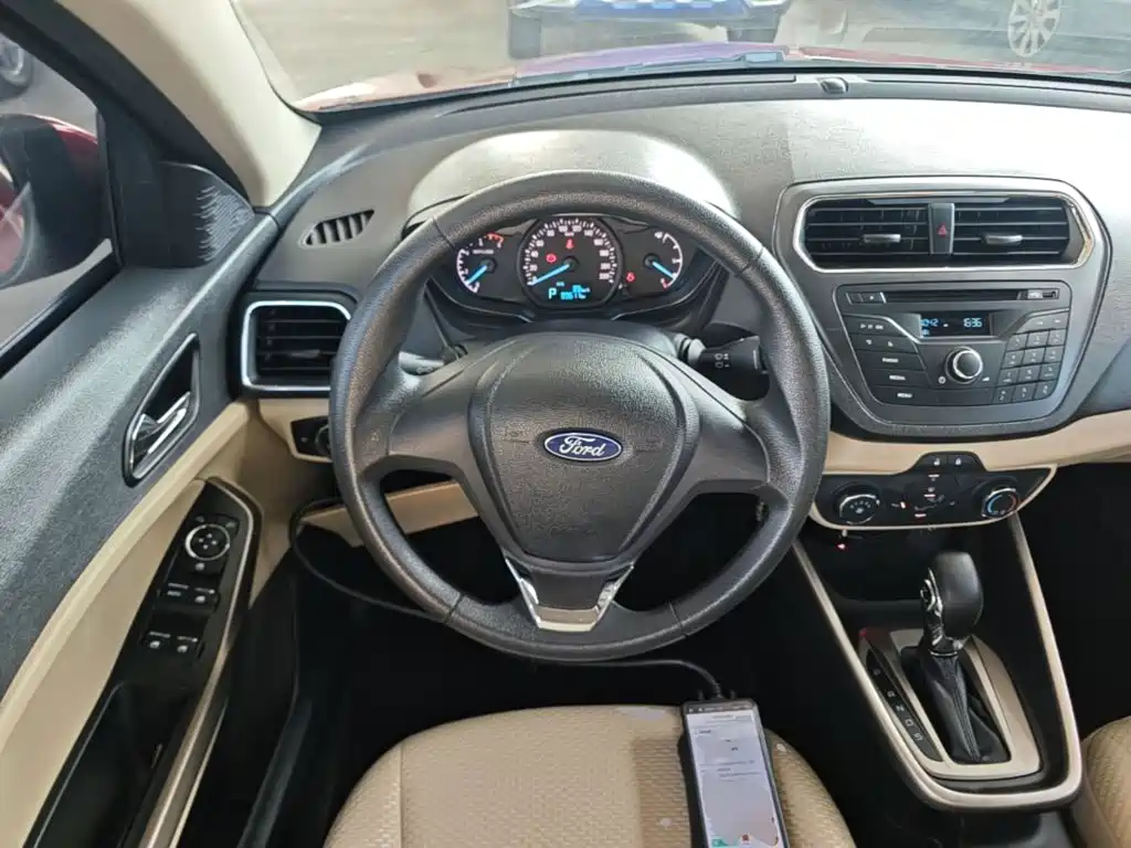 Ford Escort 2017 — фото 11