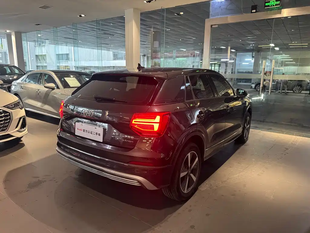 Audi Q2L e-tron 2021 — фото 6