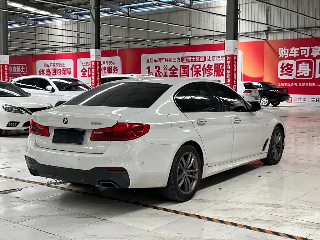 BMW 5 Series 2018 — фото 16