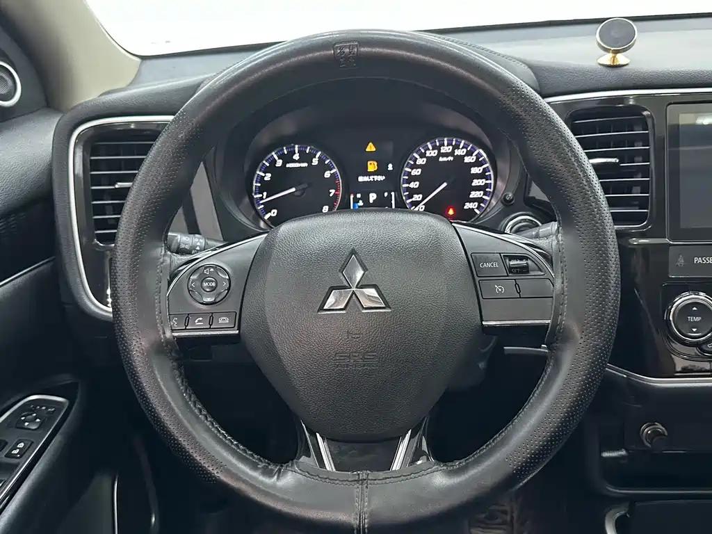 Mitsubishi Outlander 2022 — фото 11