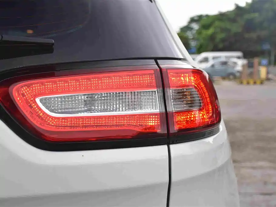 Jeep Cherokee 2018 — фото 18