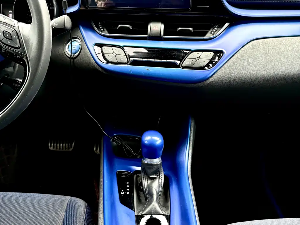 Toyota C-HR 2020 — фото 11