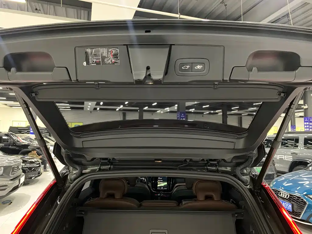 Volvo XC60 2021 — фото 11