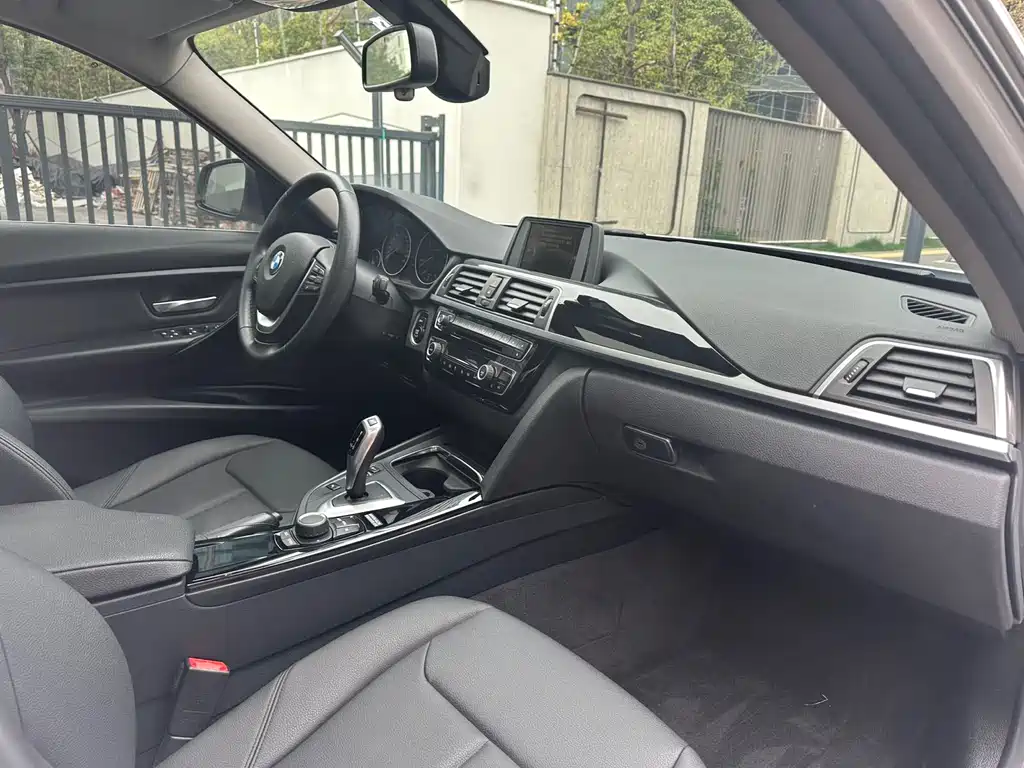 BMW 3 Series 2017 — фото 15