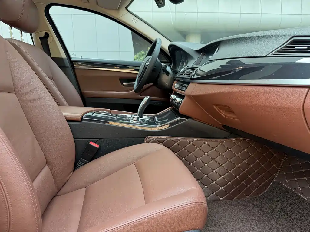 BMW 5 Series 2015 — фото 15