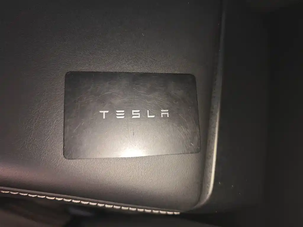 Tesla Model Y 2025 — фото 9