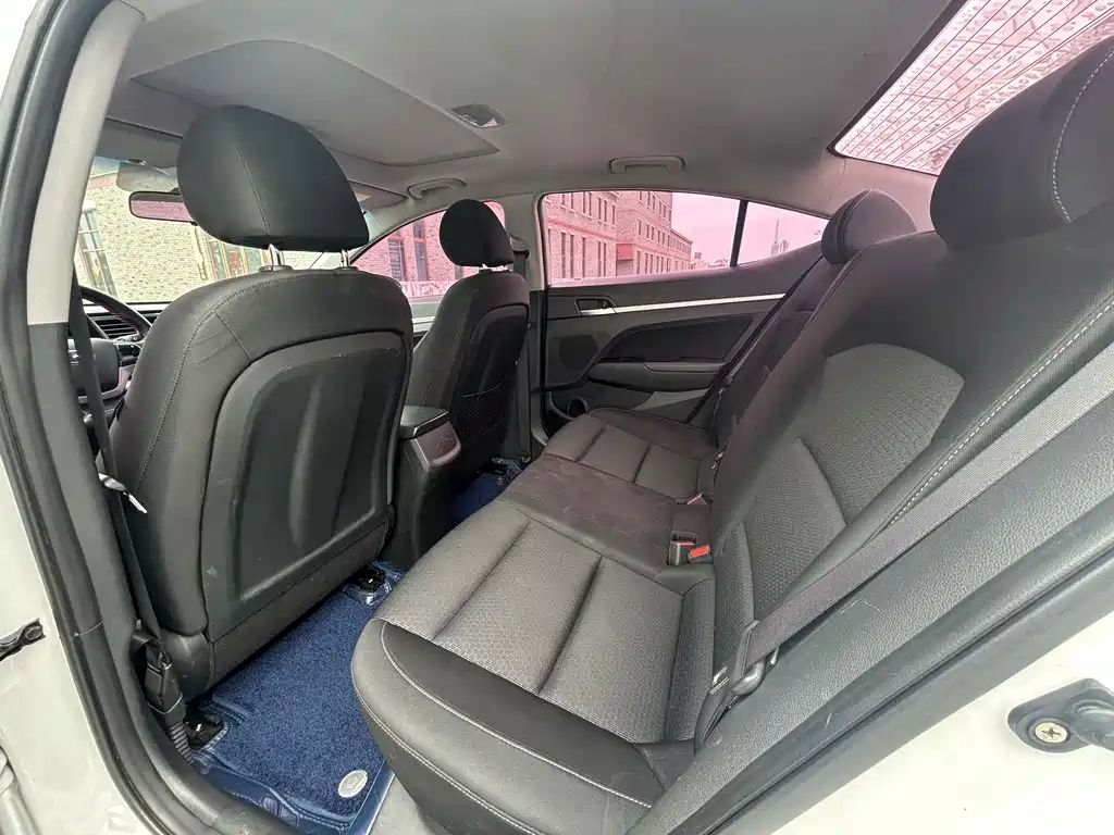 Hyundai Elantra 2017 — фото 6