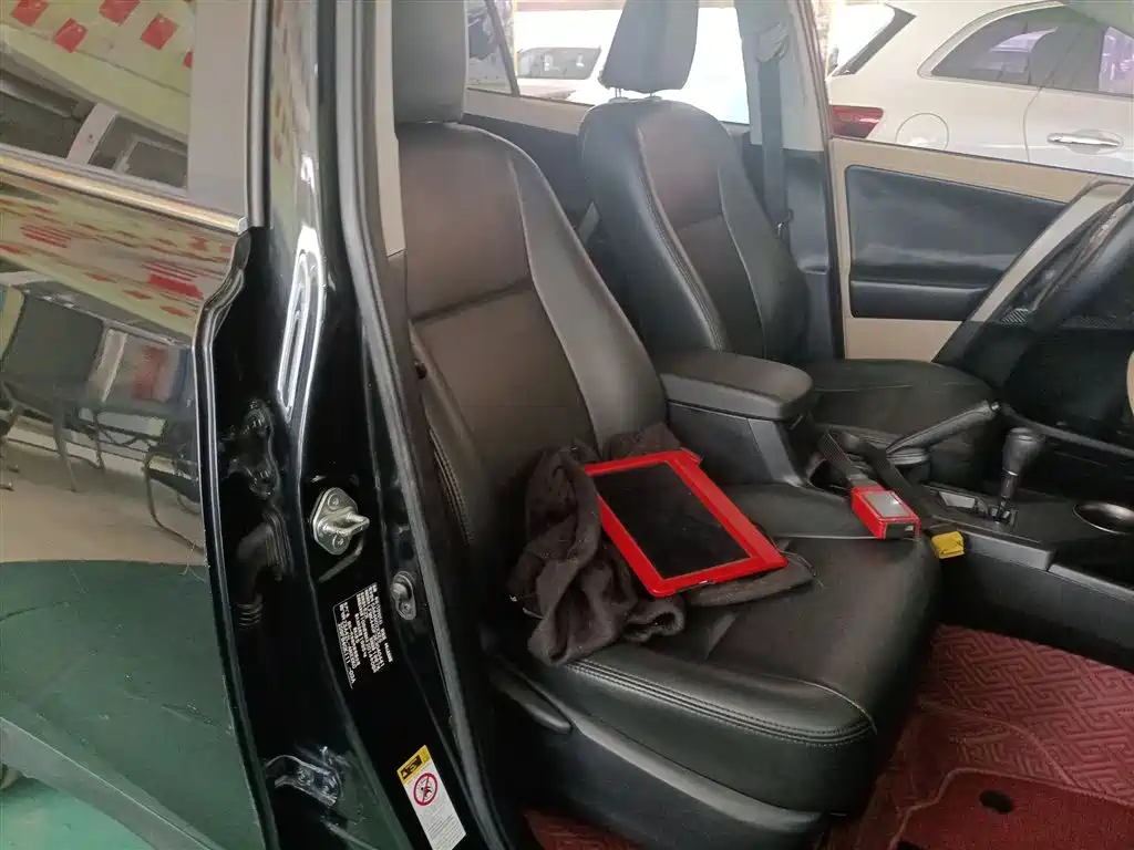 Toyota RAV4 2015 — фото 24