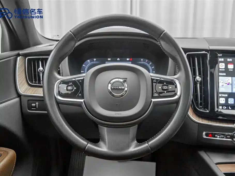 Volvo XC60 2022 — фото 17