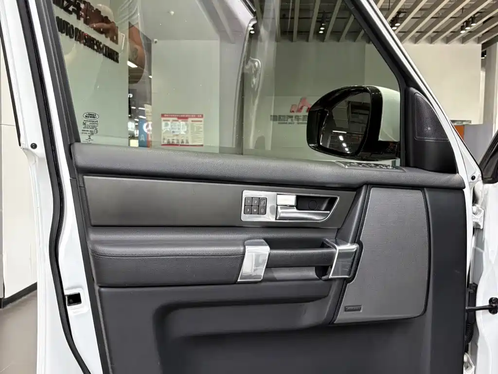 Land Rover Discovery 2017 — фото 19