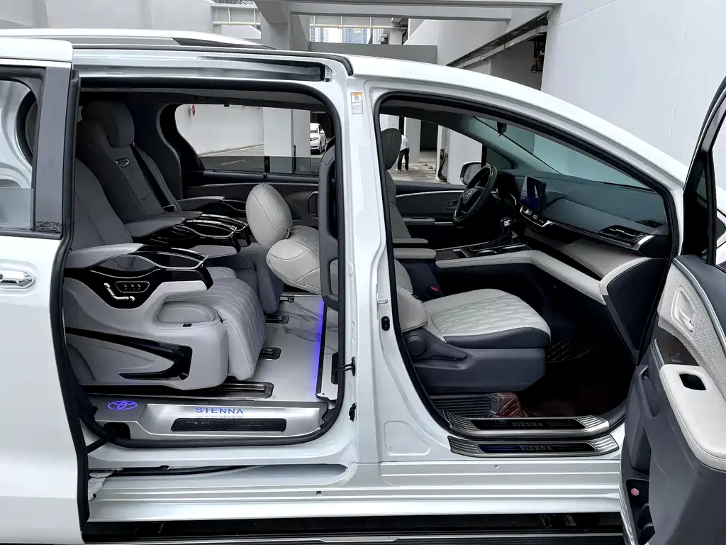 Toyota Sienna 2022 — фото 17