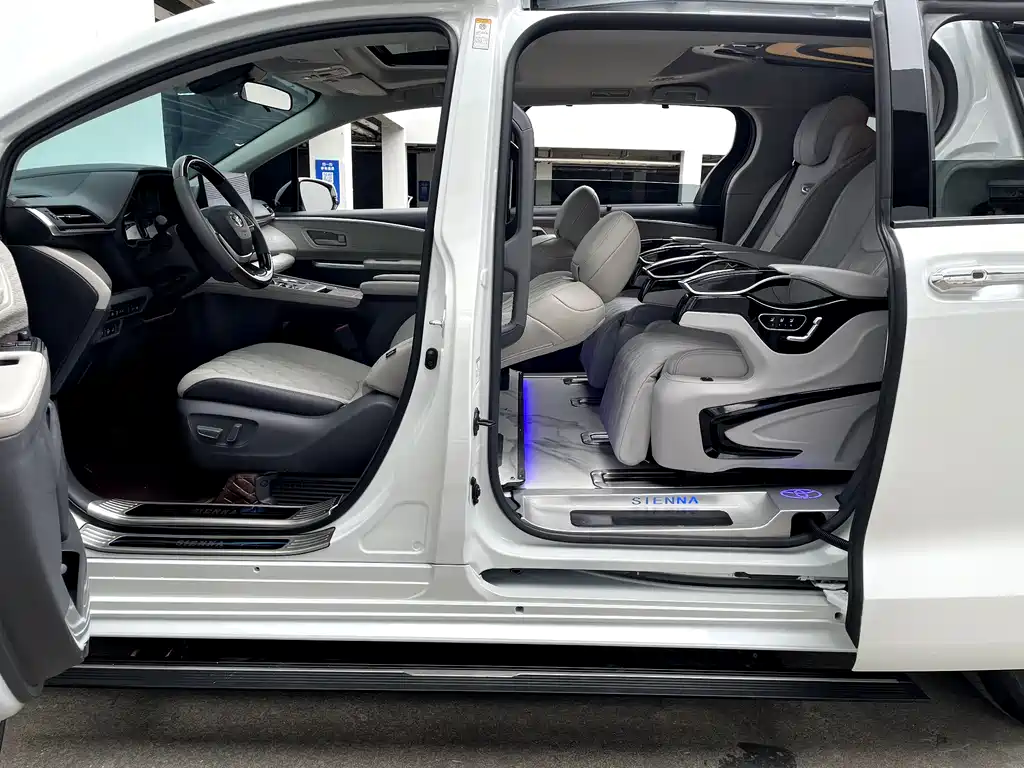 Toyota Sienna 2022 — фото 19