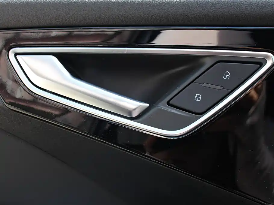 Audi Q4 e-tron 2025 — фото 8