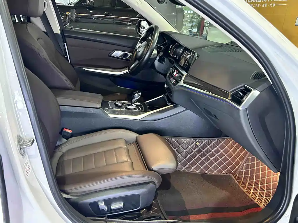 BMW 3 Series 2019 — фото 13