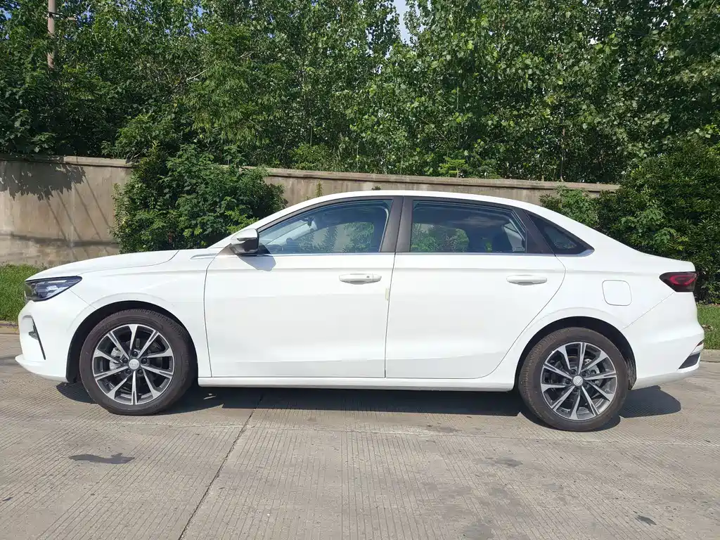 Geely Emgrand 2023