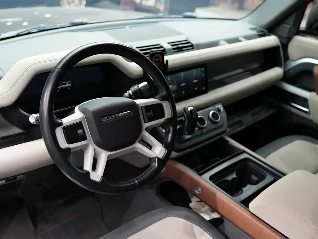 Land Rover Defender 2021 — фото 18