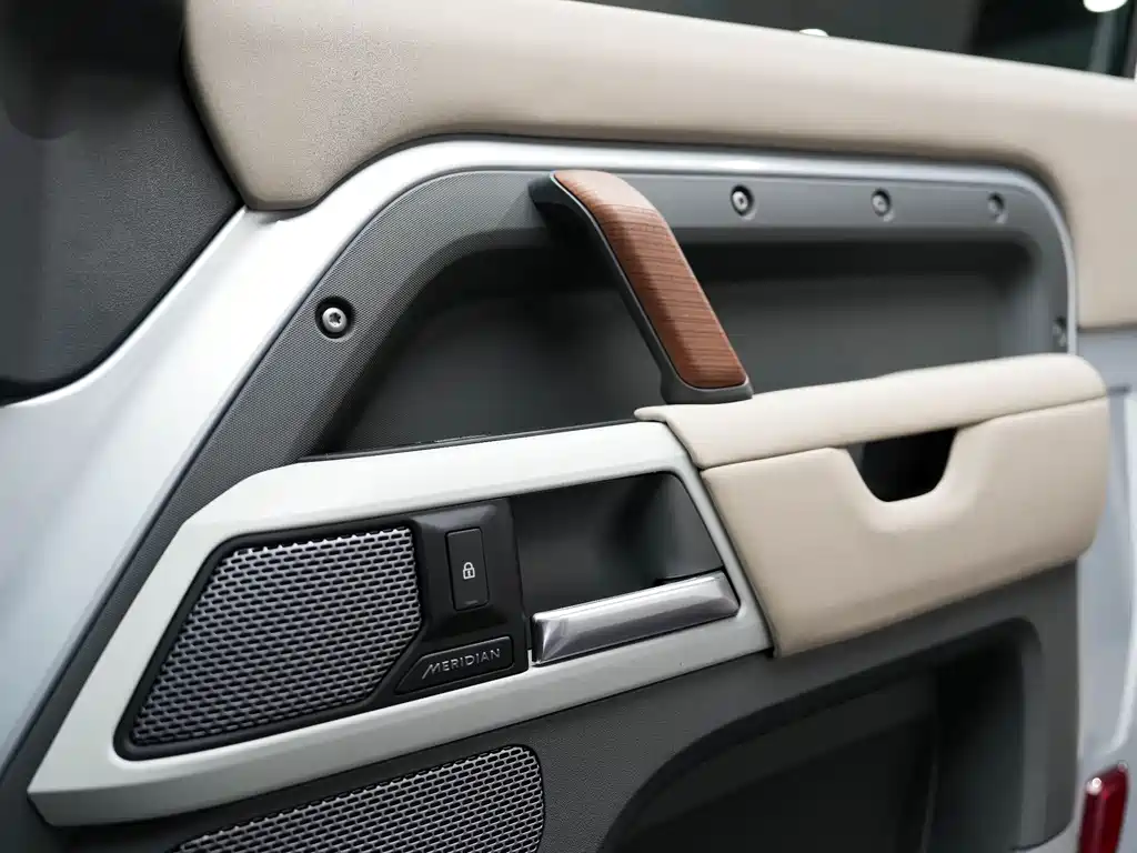 Land Rover Defender 2021 — фото 13