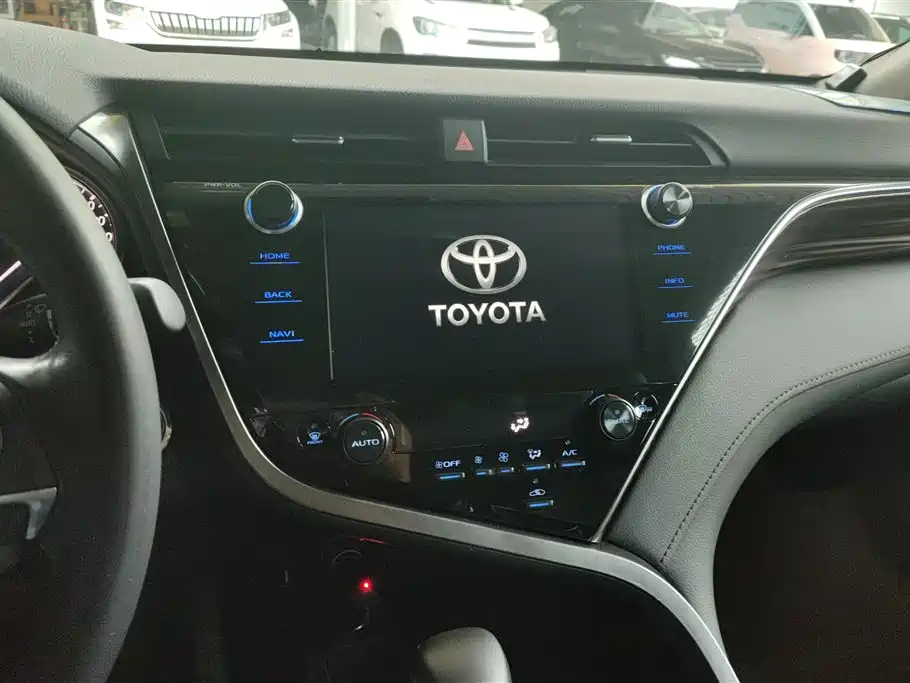 Toyota Camry 2019 — фото 13