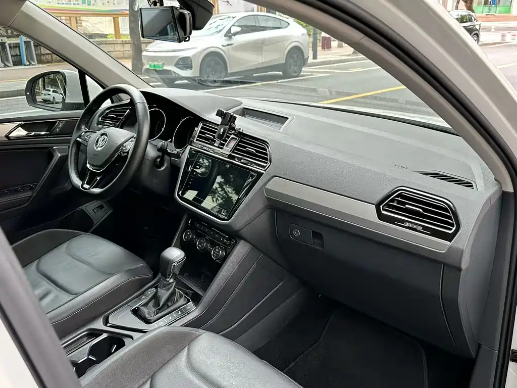 Volkswagen Tiguan L 2020 — фото 6