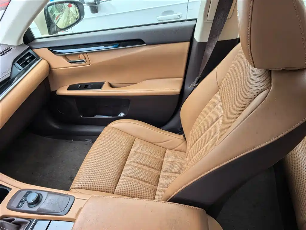 Lexus ES 2016 — фото 10