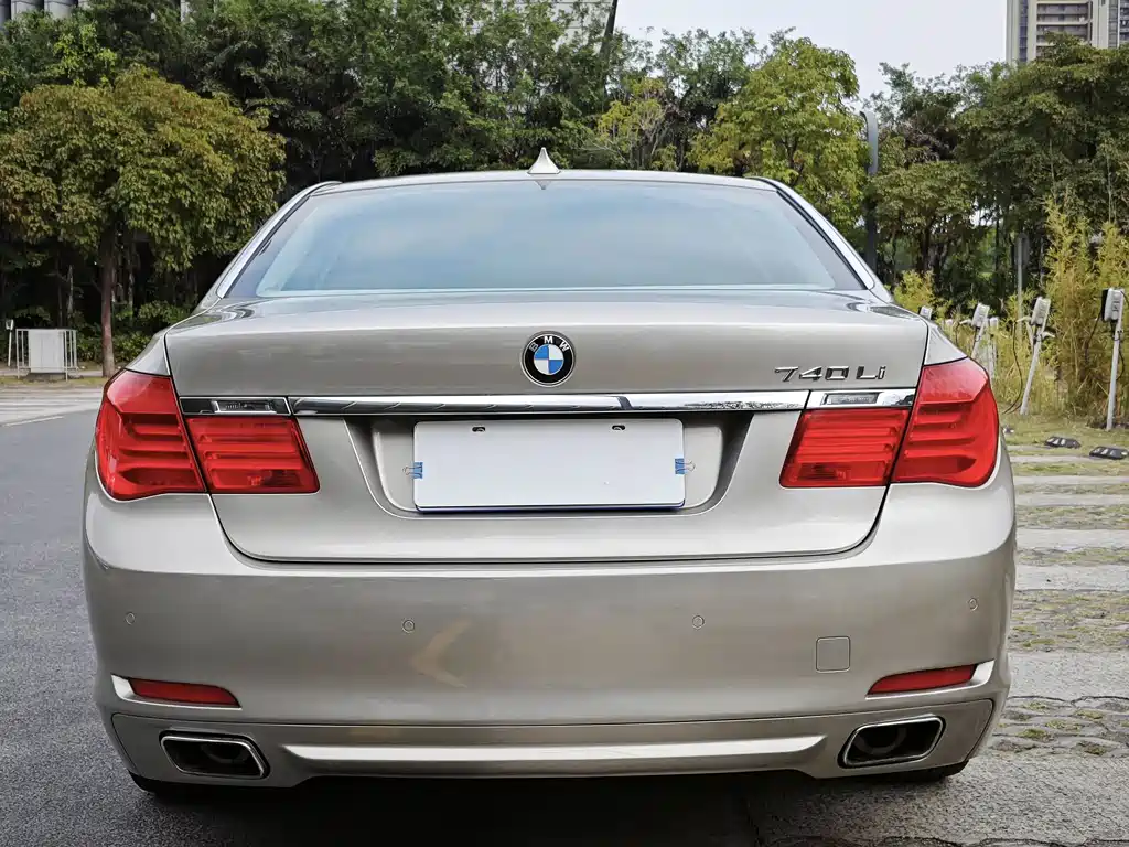 BMW 7 Series 2010 — фото 8