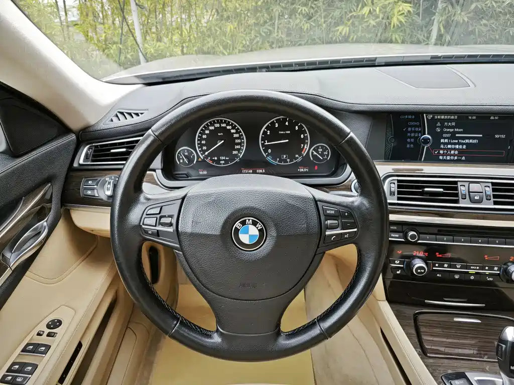BMW 7 Series 2010 — фото 15