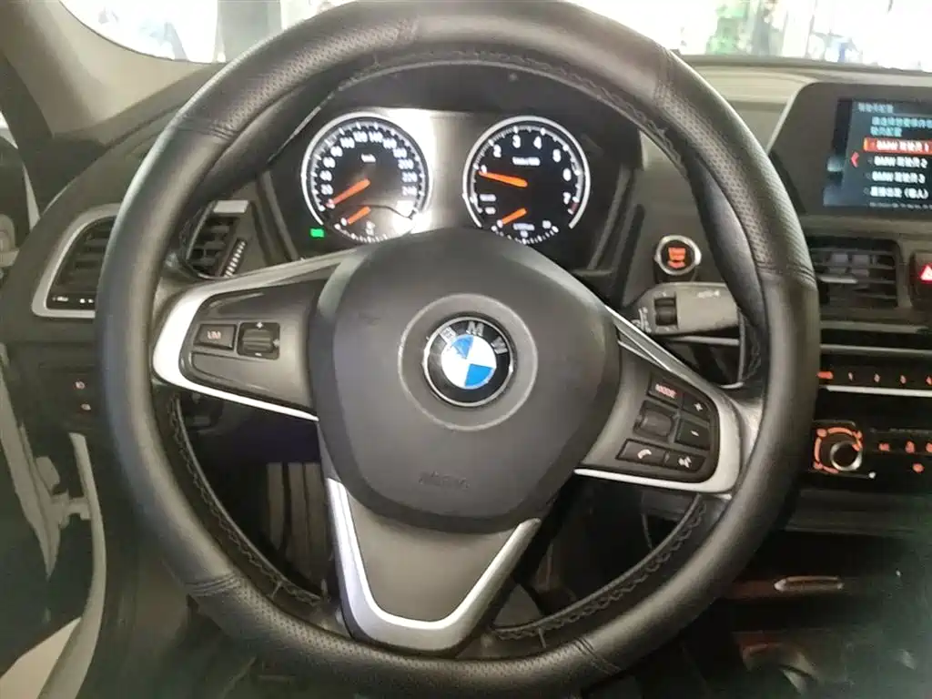 BMW 1 Series 2018 — фото 11