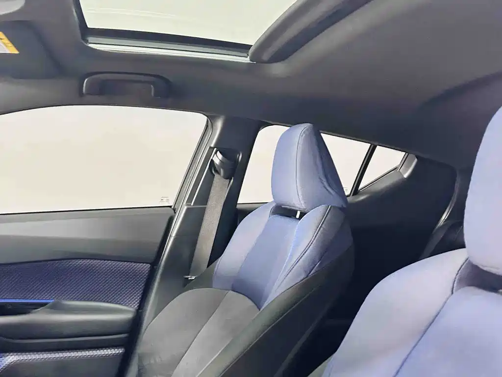 Toyota C-HR EV 2021 — фото 13