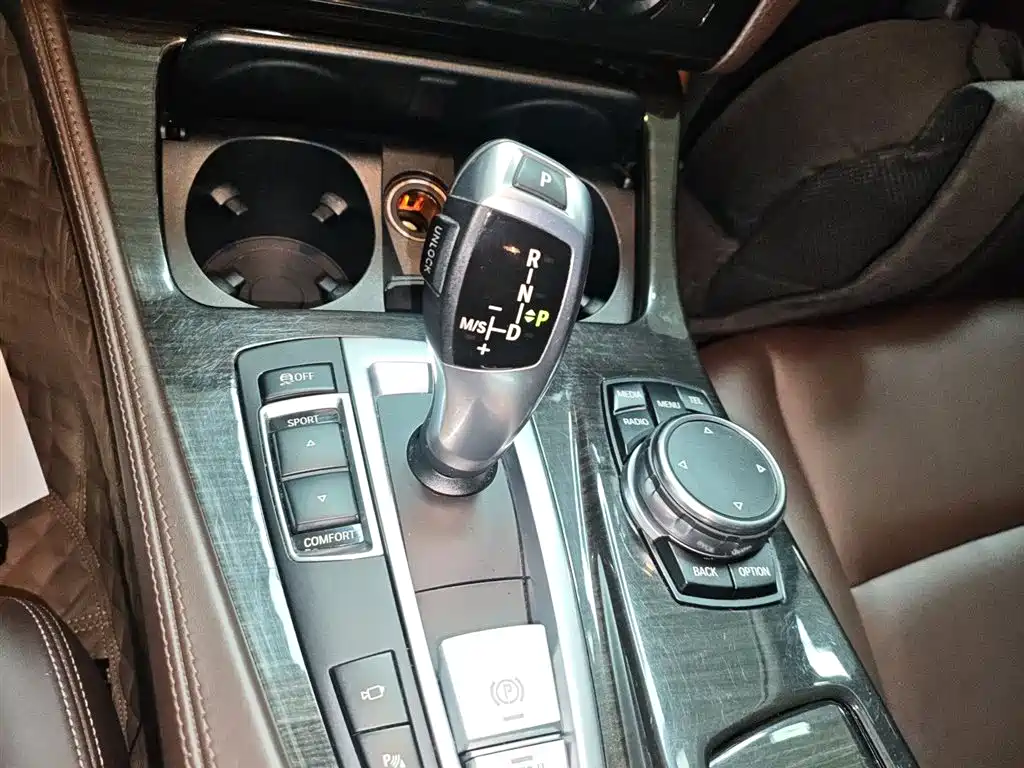 BMW 5 Series 2016 — фото 14