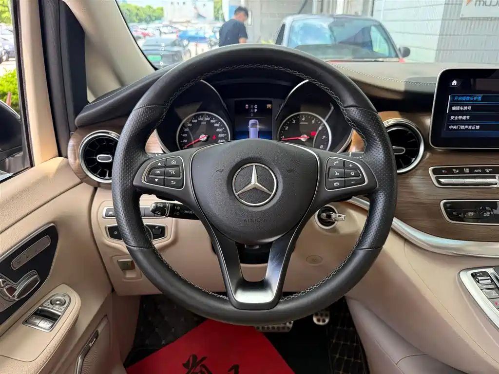 Mercedes-Benz V-Class 2023 — фото 10