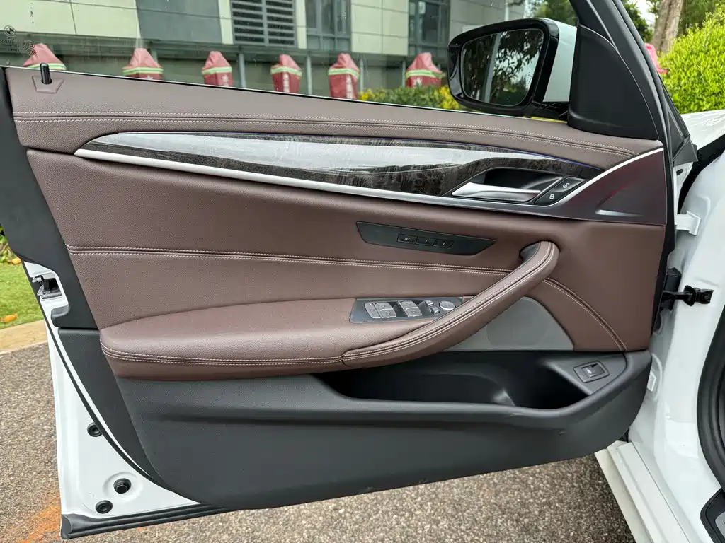 BMW 5 Series 2021 — фото 16