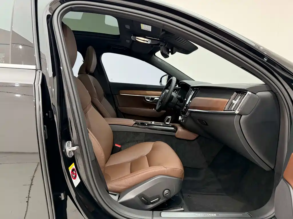 Volvo S90 Plug-In Hybrid 2023 — фото 10