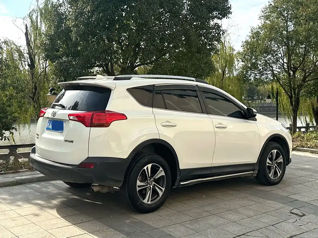 Toyota RAV4 2015 — фото 4