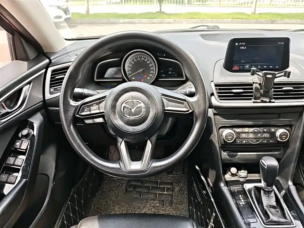 Mazda 3 Axela 2017 — фото 11
