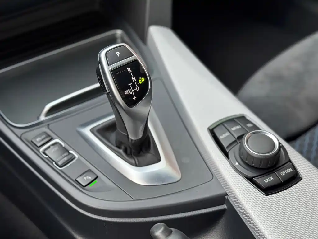 BMW 3 Series 2017 — фото 10
