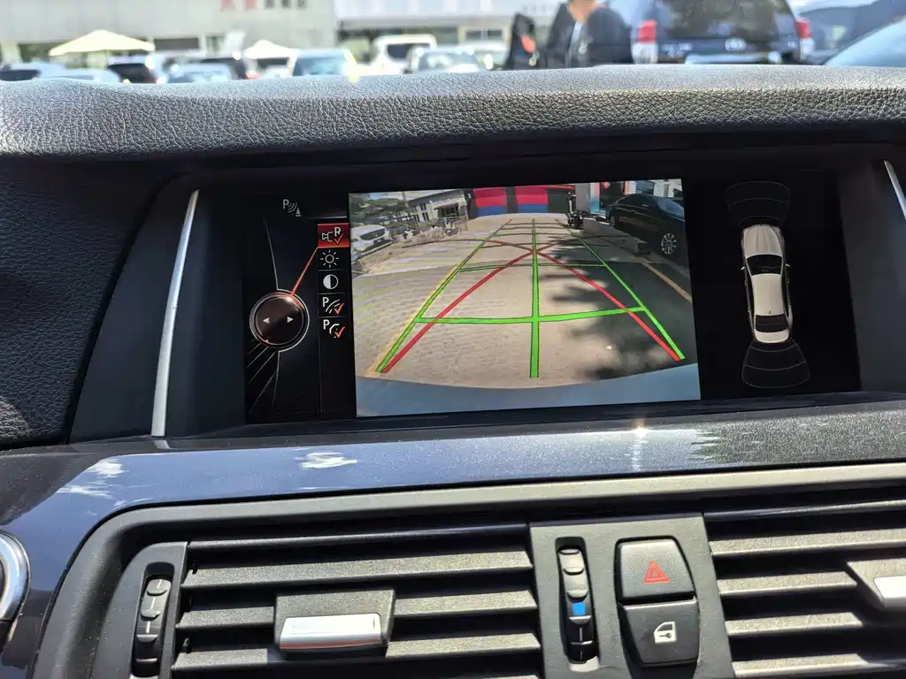BMW 5 Series 2017 — фото 16
