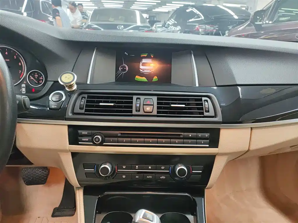 BMW 5 Series 2015 — фото 5