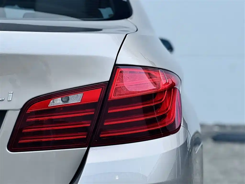 BMW 5 Series 2015 — фото 25