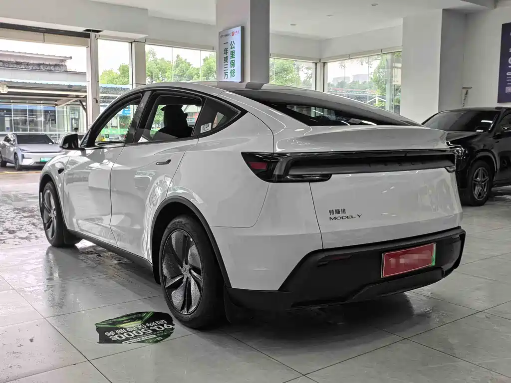 Tesla Model Y 2025 — фото 9